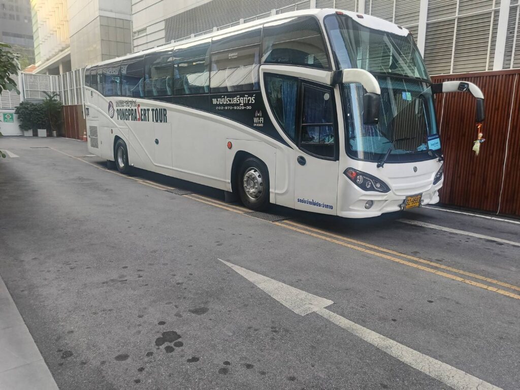 タイパンホテル・ホテル目の前のバス駐車場