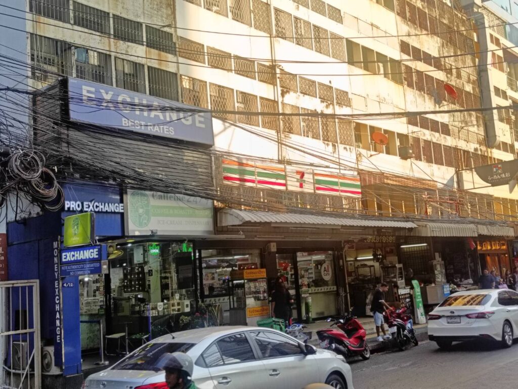 タイパンホテルから徒歩5分・ソイカウボーイ周辺の両替所＆セブンイレブン