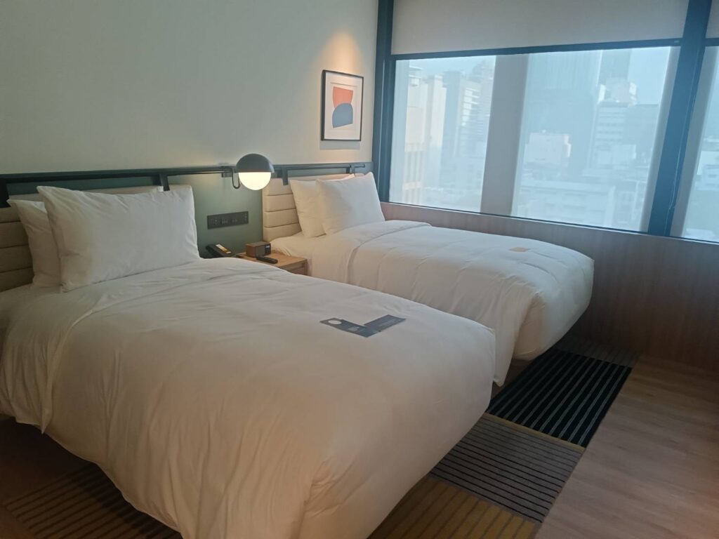 デラックスルーム①（ベッド）