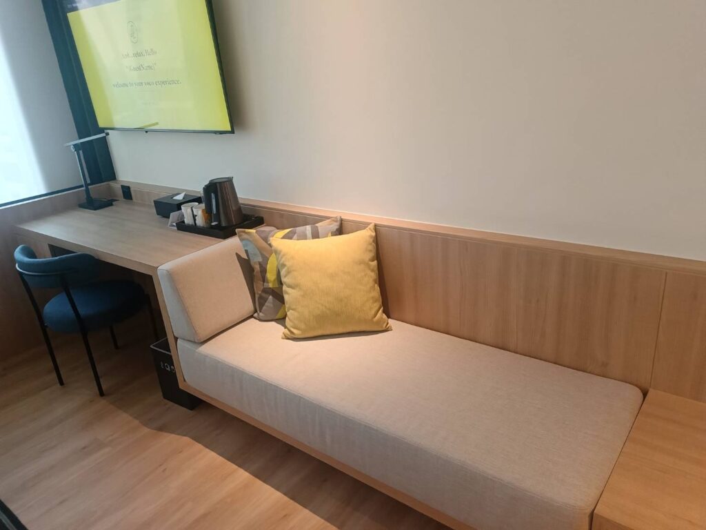 デラックスルーム①（ソファ）
